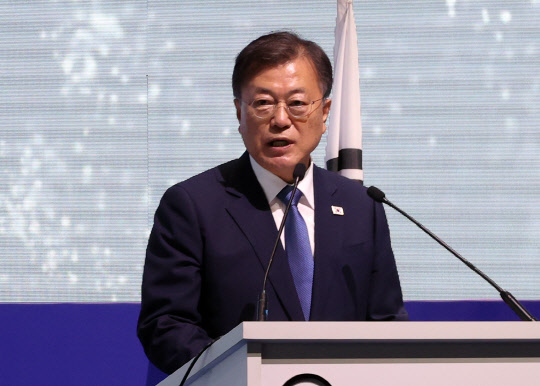 스페인을 국빈 방문 중인 문재인 대통령이 16일(현지시간) 스페인 바르셀로나에서 열린 경제인협회 연례포럼 및 개막 만찬에 참석, 발언하고 있다. <연합뉴스>